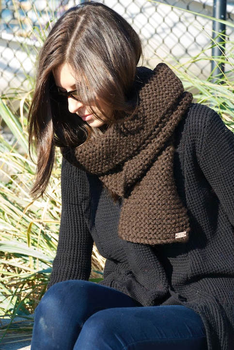 AMIS hand knit wool scarf brown-sheep brown